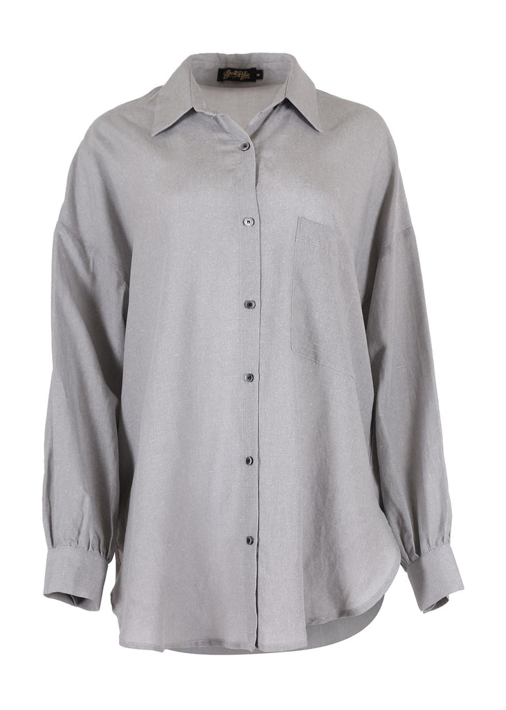 Olga de Polga Le Bon shirt in light grey Cloud in a tencel and linen blend. Oversized, relaxed fit. This shirt has a collar and long sleeves with a button front. Front view.