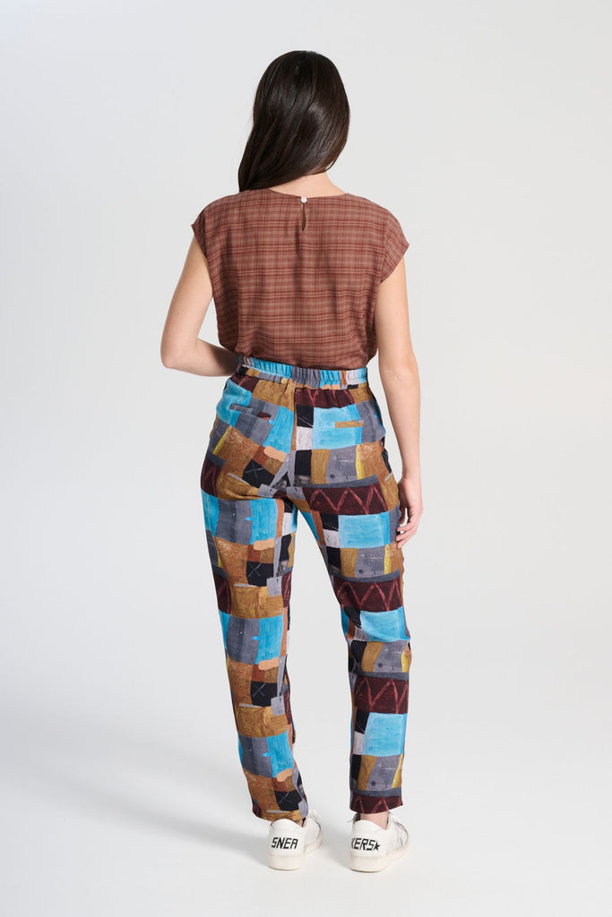 Olga de Polga Kismet Azure printed Pantalon pants in a heavy crepe blend.with belt loops and a front zip closure, these pants have an elasticated back waistband for extra comfort, and pockets. Back view on model