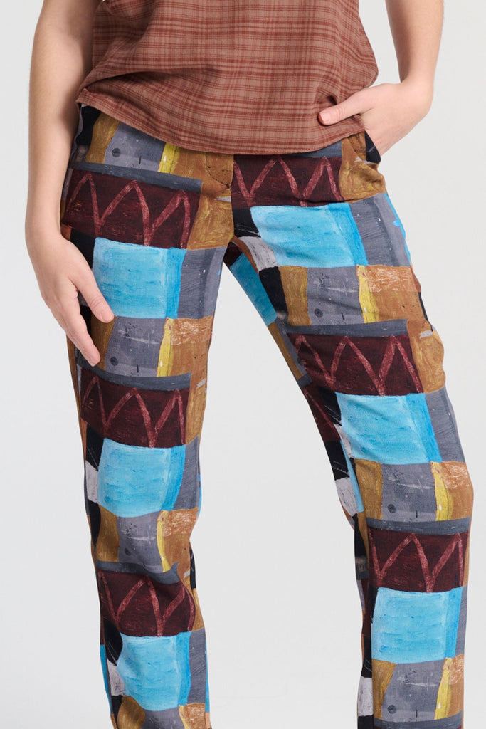 Olga de Polga Kismet Azure printed Pantalon pants in a heavy crepe blend.with belt loops and a front zip closure, these pants have an elasticated back waistband for extra comfort, and pockets. print close-up