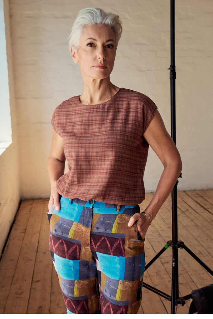 Olga de Polga Kismet Azure printed Pantalon pants in a heavy crepe blend.with belt loops and a front zip closure, these pants have an elasticated back waistband for extra comfort, and pockets. Waistband close-up