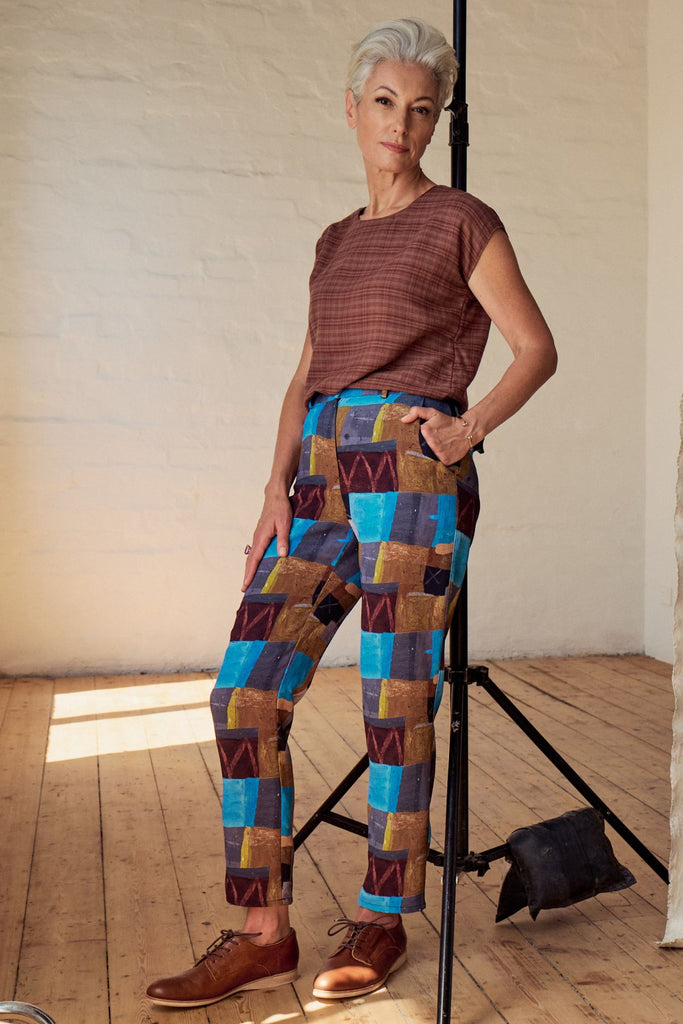 Olga de Polga Kismet Azure printed Pantalon pants in a heavy crepe blend.with belt loops and a front zip closure, these pants have an elasticated back waistband for extra comfort, and pockets. Side front view on model