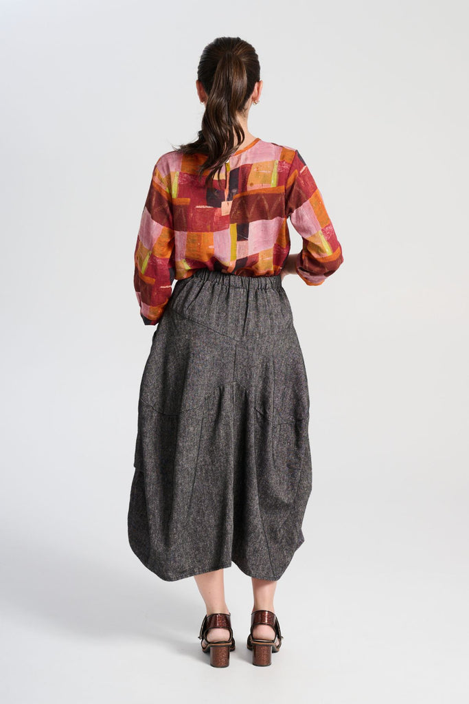 Olga de Polga Milwaukee Haven skirt in black licorice linen. Large front patch pockets, back elasticated waistband. Flat front waistband. Back view on model