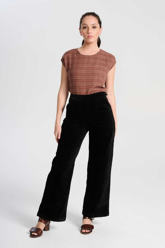 Olga de Polga Black Peggy Sue long pants in cotton velvet corduroy. Comfortable high waist. Elastic waistband at the back.
Stretchy wide leg. Front view on model