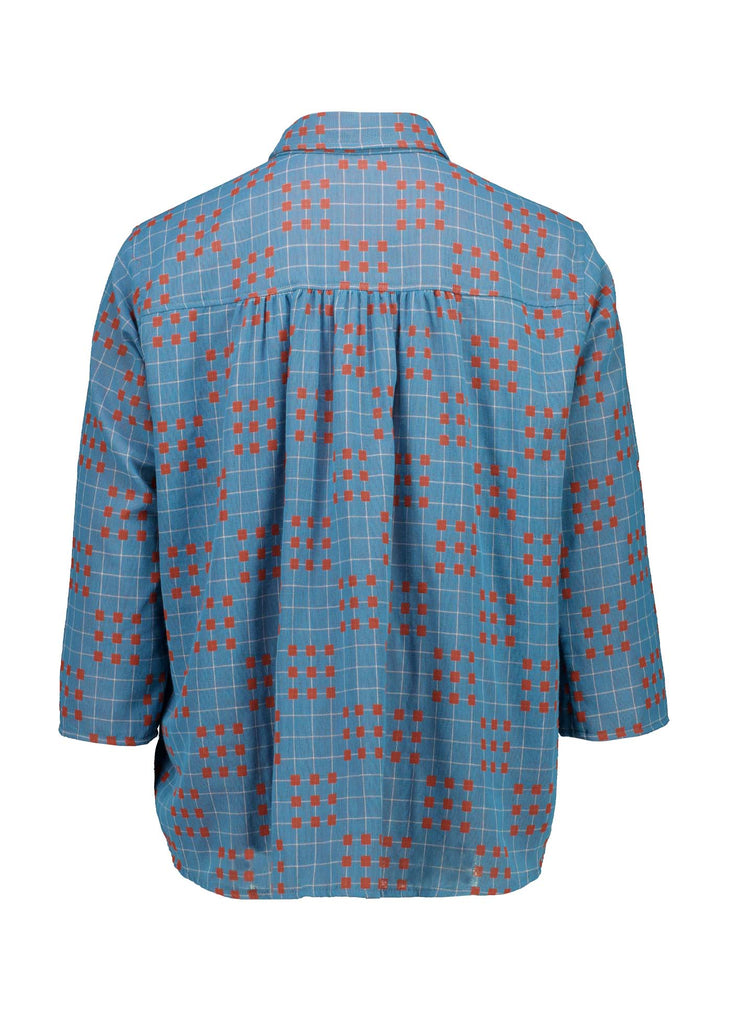 Olga de Polga Blue printed Network shirt in cotton. Soft, lightweight, floaty fabric. 3/4 sleeves. Front button opening with collar. Oversized shirt with gathering on the back. Back