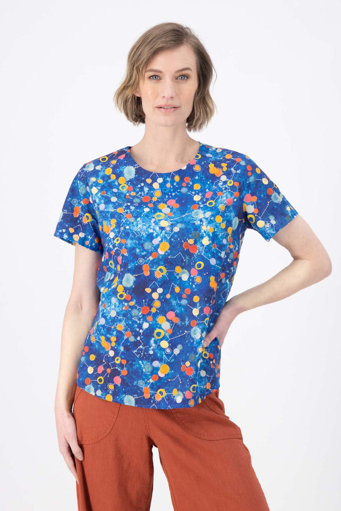 Olga de Polga classic top in the Spacio Blue Printed cotton. 100% Cotton. Round neck. Short sleeves. Boxy fit. Front view on model.