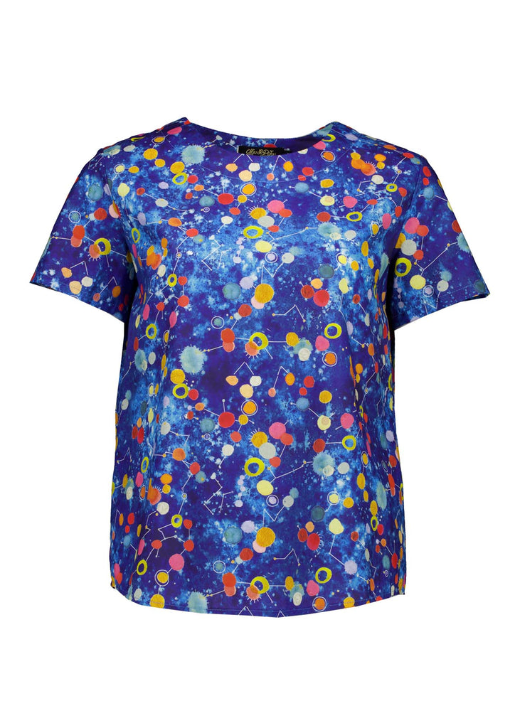 Olga de Polga classic top in the Spacio Blue Printed cotton. 100% Cotton. Round neck. Short sleeves. Boxy fit. Front view .