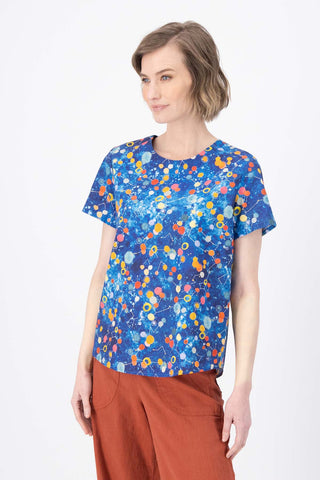 Olga de Polga classic top in the Spacio Blue Printed cotton. 100% Cotton. Round neck. Short sleeves. Boxy fit. Side front view on model.