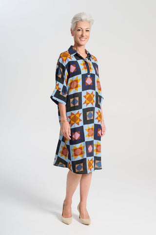 Olga de Polga Estilo shift dress in the Veda Day blue print. Classic shift silhouette with a flattering collar and half sleeves.
Front button opening at neckline.
Slouchy batwing sleeves.
Finishes at the knee, depending on height. Side view on model