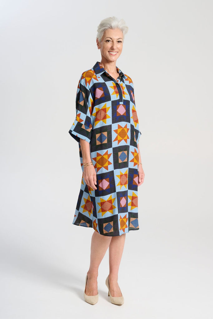 Olga de Polga Estilo shift dress in the Veda Day blue print. Classic shift silhouette with a flattering collar and half sleeves.
Front button opening at neckline.
Slouchy batwing sleeves.
Finishes at the knee, depending on height. Side view on model