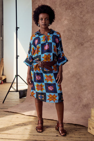 Olga de Polga Estilo shift dress in the Veda Day blue print. Classic shift silhouette with a flattering collar and half sleeves.
Front button opening at neckline.
Slouchy batwing sleeves.
Finishes at the knee, depending on height.  Front view on model with a belt.
