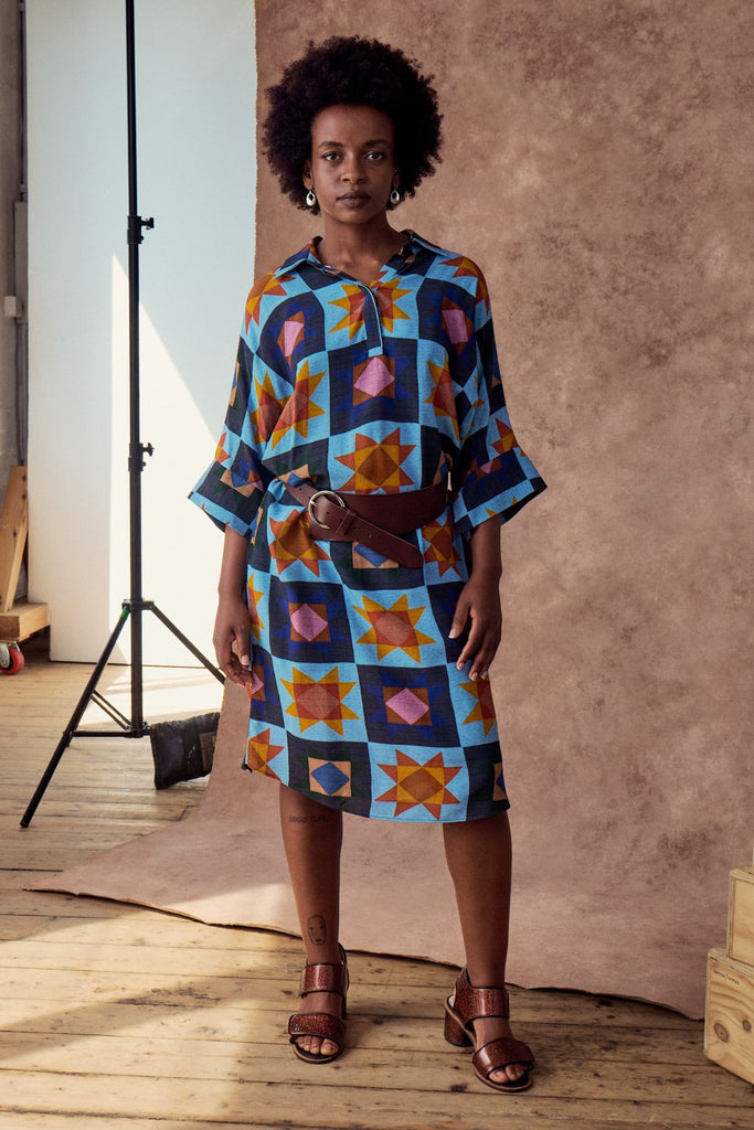 Olga de Polga Estilo shift dress in the Veda Day blue print. Classic shift silhouette with a flattering collar and half sleeves.
Front button opening at neckline.
Slouchy batwing sleeves.
Finishes at the knee, depending on height.  Front view on model with a belt.