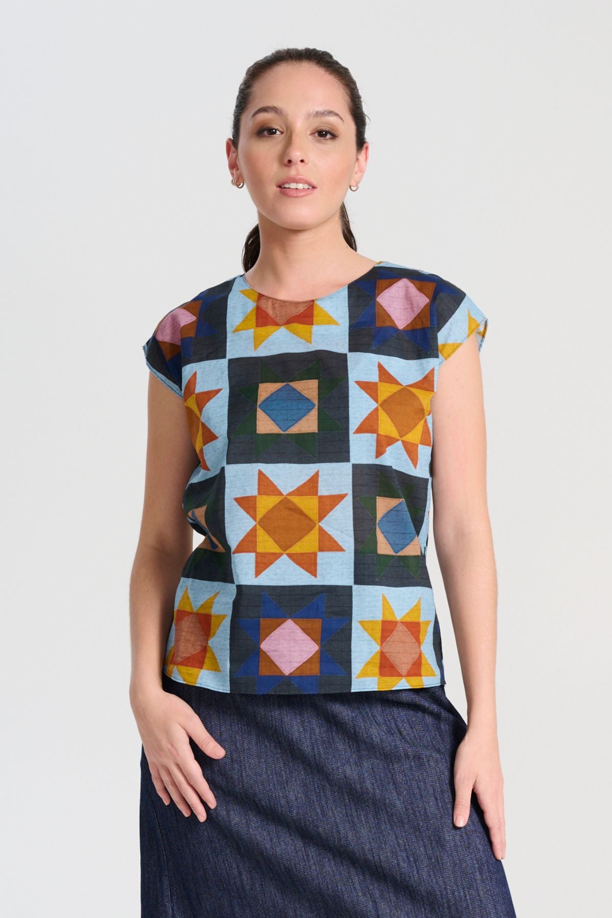 Olga de Polga classic cotton tee in the Veda Day print.  Straight cut with slight tapering to the waist.
Cap sleeves.
Round neckline. Front view on model