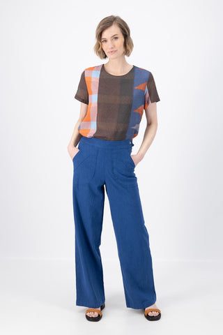 Olga de Polga Top in Brown Uber Jada Printed cotton. Classic top with short sleeves and a round neckline. Boxy shape. Finishes at the hip. Front tucked-in view on model.