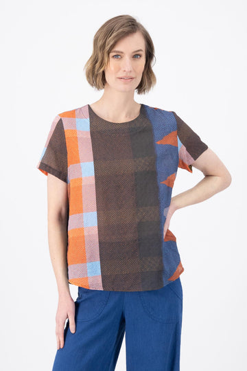 Olga de Polga Top in Brown Uber Jada Printed cotton. Classic top with short sleeves and a round neckline. Boxy shape. Finishes at the hip. Front view on model.