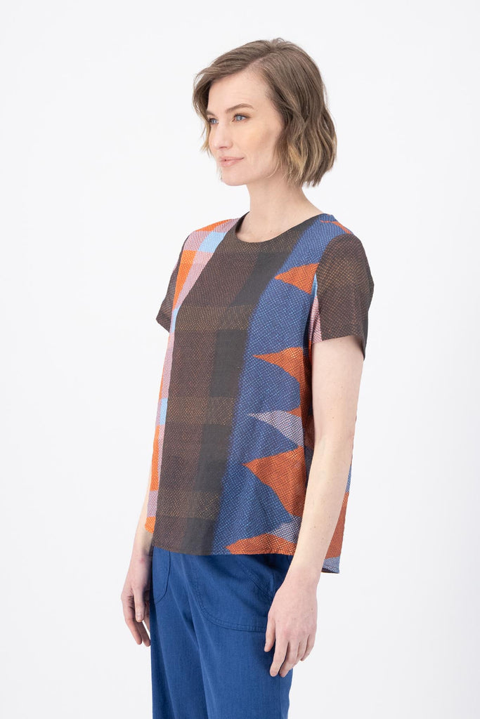 Olga de Polga Top in Brown Uber Jada Printed cotton. Classic top with short sleeves and a round neckline. Boxy shape. Finishes at the hip. Side view on model.