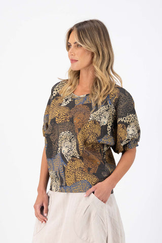 Olga de Polga Camisa blouse in Sabana printed fine Tencel. Reversible top with a soft v-neck on one side and a boatneck on the other. Half sleeves. Tapers in at the waist. Side view on model.