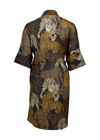 Olga de Polga Estilo dress in the Sabana print. Shift dress with a collar and small button opening at the neck. Half sleeves. Knee length depending on height. Back view on model.