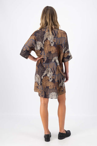 Olga de Polga Estilo dress in the Sabana print. Shift dress with a collar and small button opening at the neck. Half sleeves. Knee length depending on height. Back view on model.