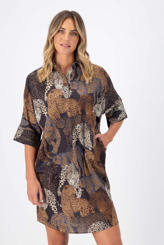 Olga de Polga Estilo dress in the Sabana print. Shift dress with a collar and small button opening at the neck. Half sleeves. Knee length depending on height. Front close-up view on model.