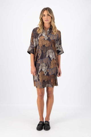 Olga de Polga Estilo dress in the Sabana print. Shift dress with a collar and small button opening at the neck. Half sleeves. Knee length depending on height. Front view on model.