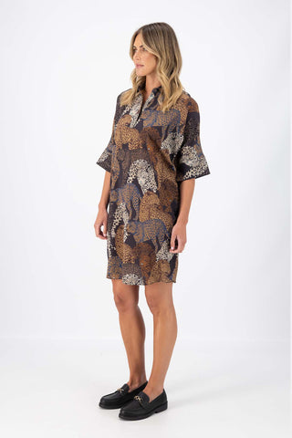 Olga de Polga Estilo dress in the Sabana print. Shift dress with a collar and small button opening at the neck. Half sleeves. Knee length depending on height. Side view on model.