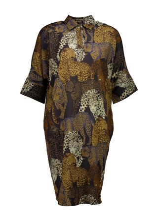 Olga de Polga Estilo dress in the Sabana print. Shift dress with a collar and small button opening at the neck. Half sleeves. Knee length depending on height. Front view.