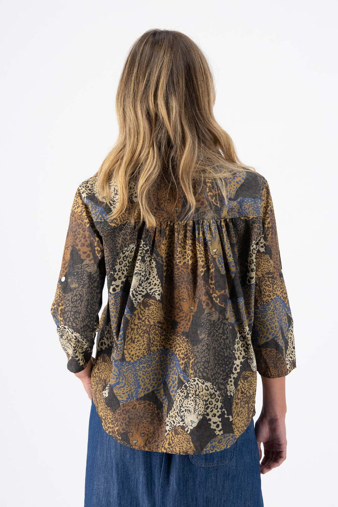 Olga de Polga classic shirt in Sabana printed cotton. Animal print in brown tones. Button down shirt with a collar and 3/4 length sleeves. Boxy fit with a nice drape. Back view on model.