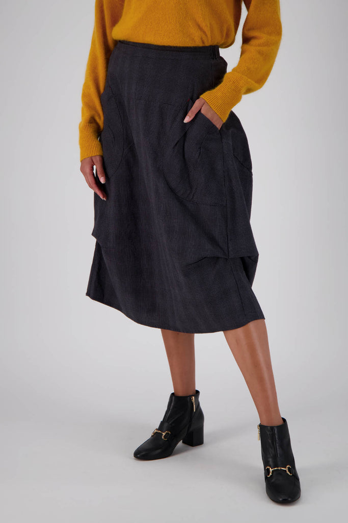 Olga de Polga favourite the Milwaukee skirt in charcoal textured cotton. 100% cotton. Cut in a universally-flattering a-line design, the pockets and subtle gathers on this skirt create a unique shape.  Close up view on model