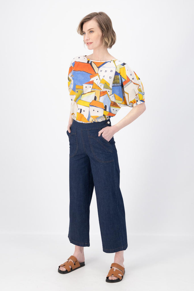 The Ligera Peggys in summer denim are crafted from a soft, stretchy, lightweight denim.
They feature a high waist, flat front, wide leg and oversized front pockets. There is an invisible zip and button fixture on the side and elasticised waistband at the back for extra comfort. Side view on model.