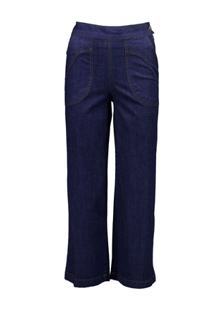 The Ligera Peggys in summer denim are crafted from a soft, stretchy, lightweight denim.
They feature a high waist, flat front, wide leg and oversized front pockets. There is an invisible zip and button fixture on the side and elasticised waistband at the back for extra comfort. Front view.