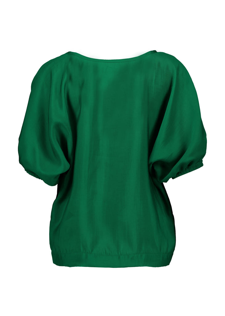 The Camisa blouse in Dark Green Tencel is a bat-winged blouse with short sleeves and is great for everyday wear. This style can be dressed up or down. This blouse will take you from work to weekend and beyond! Back view.