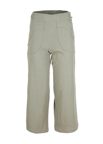 Olga de Polga Canvas Peggy pants in green khaki. Cropped pants with front and back pockets. Front view