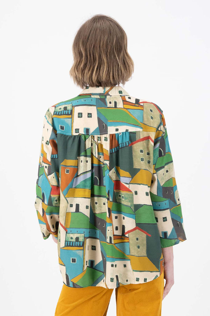 Green Pueblito printed viscose shirt with a button down front and 3/4 sleeves. Finishes at the hip. Back view on model.