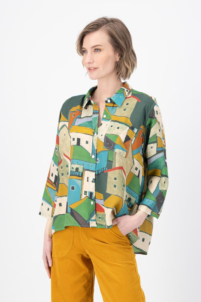 Green Pueblito printed viscose shirt with a button down front and 3/4 sleeves. Finishes at the hip. Side view on model.