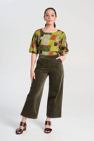 Olga de Polga Peggy Paris pants Olive in soft velvet. Comfortable high waist.
Elastic waistband at the back.
Stretchy wide leg. Front view on model