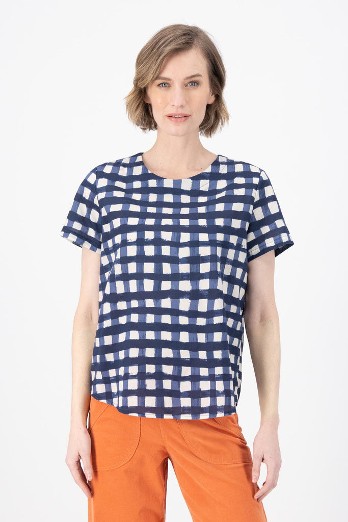 Olga de Polga classic top in woven cotton, in our Rosa Navy print. Crew neck and short sleeves. Boxy Fit. Front view on model.