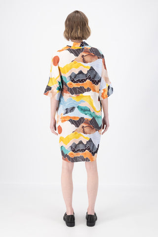 Olga de Polga Estilo dress in the Vista Orange print. Loose shift dress with a collar and small button opening at the neck. Half sleeves. Knee length, depending on hight. Back view on model.