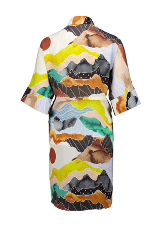 Olga de Polga Estilo dress in the Vista Orange print. Loose shift dress with a collar and small button opening at the neck. Half sleeves. Knee length, depending on hight. Back view.