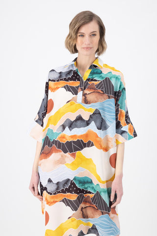 Olga de Polga Estilo dress in the Vista Orange print. Loose shift dress with a collar and small button opening at the neck. Half sleeves. Knee length, depending on hight. Front close-up on model.