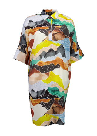 Olga de Polga Estilo dress in the Vista Orange print. Loose shift dress with a collar and small button opening at the neck. Half sleeves. Knee length, depending on hight. Front view.