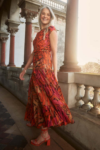 Olga de Polga Orange printed Vivant tee in cotton seersucker, with cap sleeves and a round neckline.Olga de Polga Orange printed Vivant tee in cotton seersucker, with cap sleeves and a round neckline. Side view on model