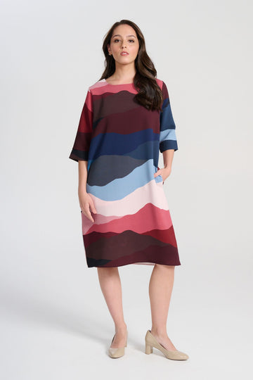 Olga de Polga Sencillo dress in Kona printed heavy crepe. Round neckline, half sleeves, knee length. Front view on model