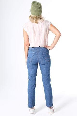 Olga de Polga Mila Skinny denim jeans in a super comfy stretch denim that pulls you in, in all the right places. With five pockets, front zipper fly and button fastening. Perfect with our oversized cardi's and knits.
